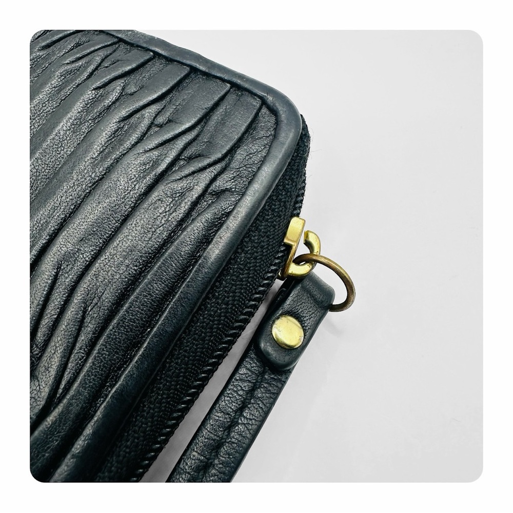 β
Coach Madison Gathered Twist Pleated Leather Wallet / Wristlet - Black/Gold β
- Picture 8 of 14
